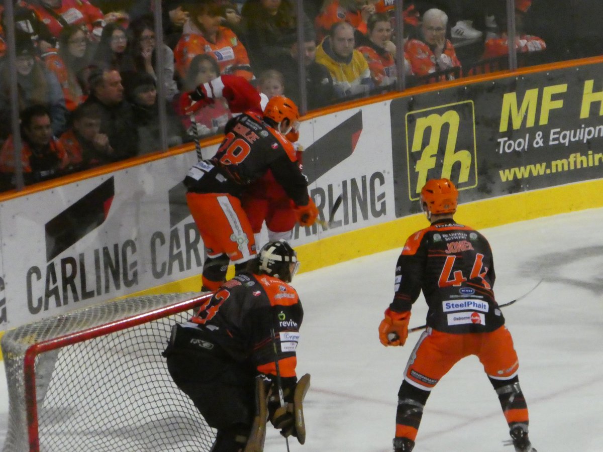 LifeInSlowMoti2's tweet photo. Action from the 2nd Period

@steelershockey 

#steelershockey #bleedorange https://t.co/WPMDs8XIQE