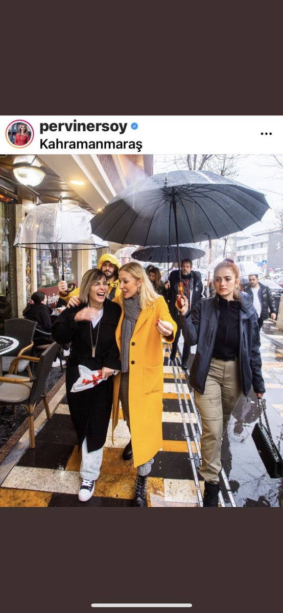 fikriakyuz99's tweet photo. Kültür ve Turizm Bakanı'nın eşi Pervin Ersoy paylaşmış. 

Kadın polise hem şemsiyesini hem de çantasını taşıtıyor. 

Anlık bir durum olsa anlarım; matah bir şeymiş gibi bir de paylaşıyor.

Kahramanmaraş'a gitmiş. Şükür ki dondurma mevsimi değil, olsaydı külahı da taşıtırdı! https://t.co/87tEV2J9Gb