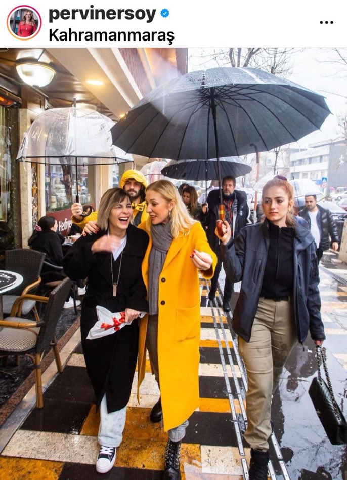 Kültür ve Turizm Bakanı’nın eşi Pervin Aksoy'un kadın polise şemsiye tutturup Instagram'da paylaştığı görsel: