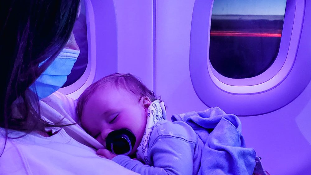 With so many travel restrictions easing off, now feels like an amazing time to start planning for a trip with your little one! Sharing 16 essential tips for travel with a baby today on TVOB - see it all here: bit.ly/how-to-travel-…