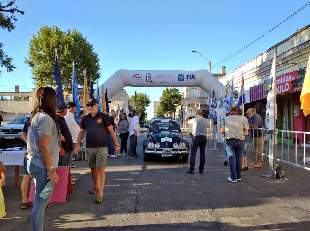 stecheraoficial's tweet image. A ritmo de #candombe! 
Así son recibidos los participantes del Rally 19 Capitales Histórico que está arribando a esta hora en culminación de etapa a #Melo.
Dos Binomios son de #CerroLargo