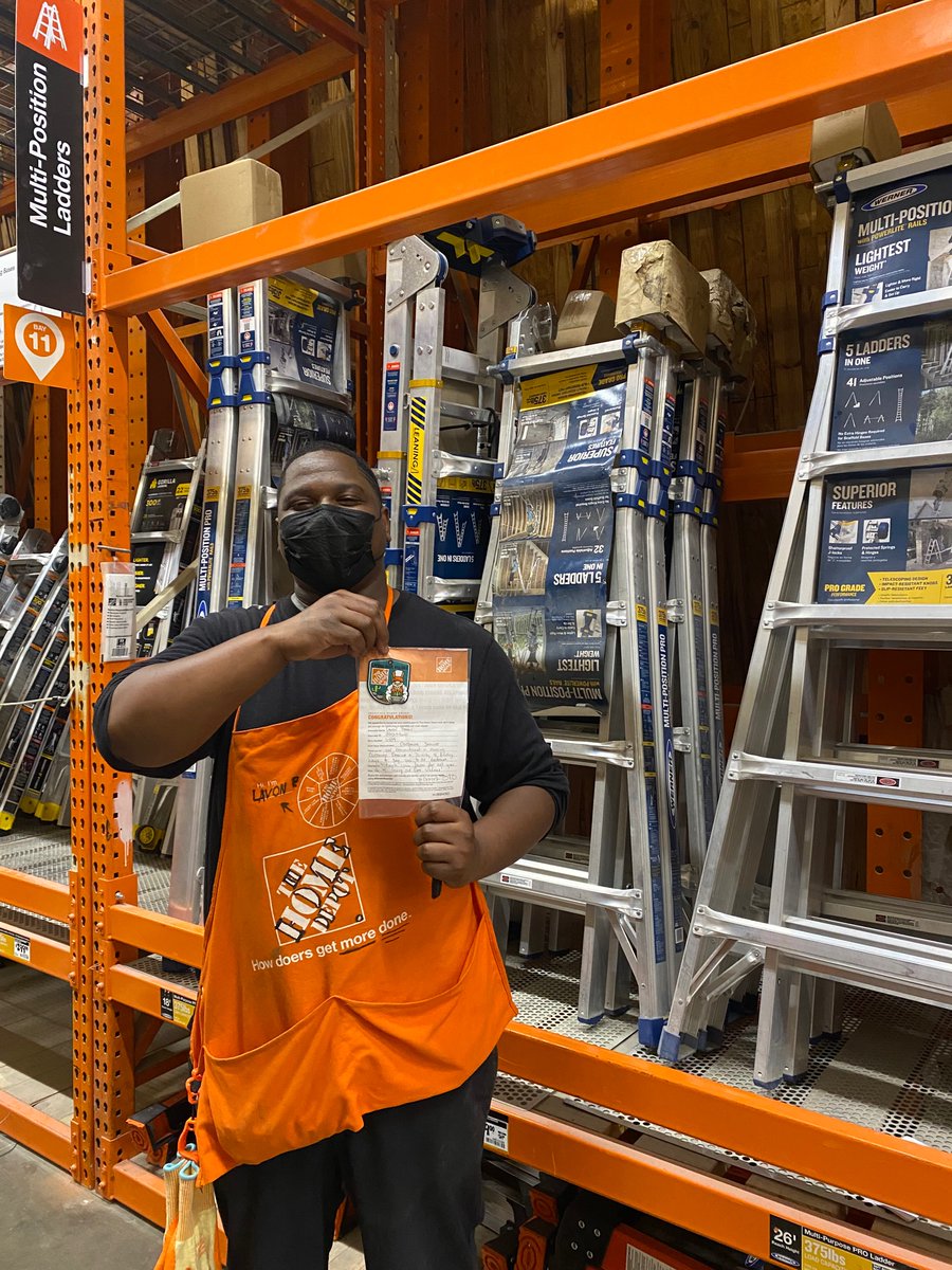 Want to take a second to shout out both Lavon D21 for driving Excellent Customer Service and Jose DS for Driving Instock! Thank you fellas for focusing on what matters to our Customers👏🏻👏🏻👏🏻 KEEP that focus alive ! Thank you!!