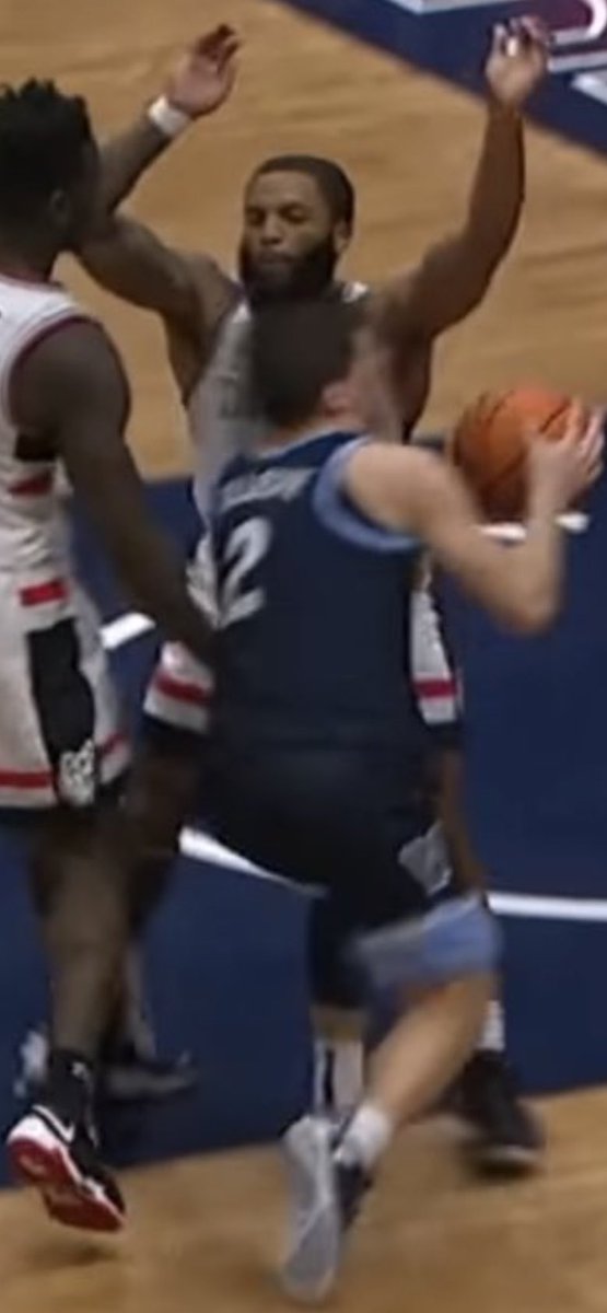 THG_o7's tweet photo. @hylansdank @brentschmurda @HappyHourBets @barstoolsports @stoolbenchmob Idk looks pretty damn square to me, dude took a shoulder shot straight to the sternum. https://t.co/AK3bVBt40k