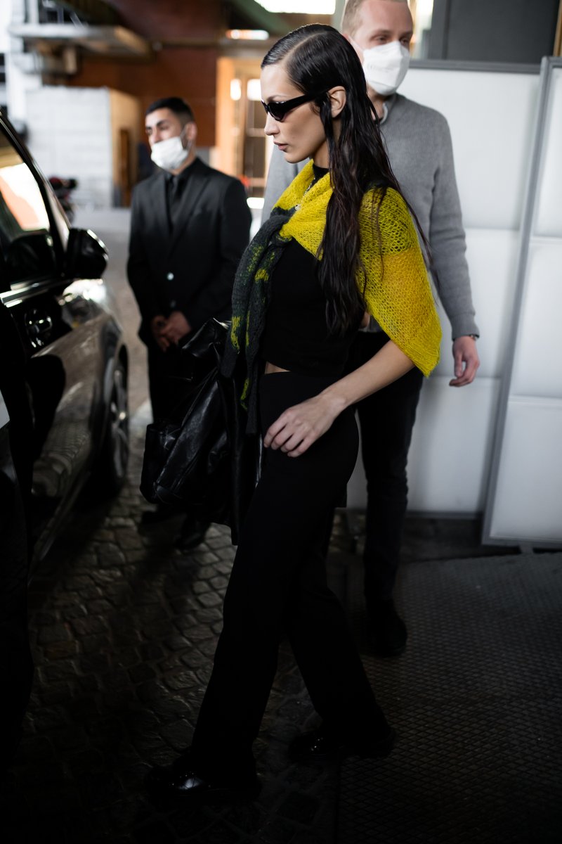 MediaBHARG's tweet photo. 23.02 - Bella Hadid dejando el desfile de Fendi en Milan. Fotografiada por @tizianoraw. 

Mas fotos: https://t.co/F5HxftxMdh https://t.co/CwKR7EG9GU