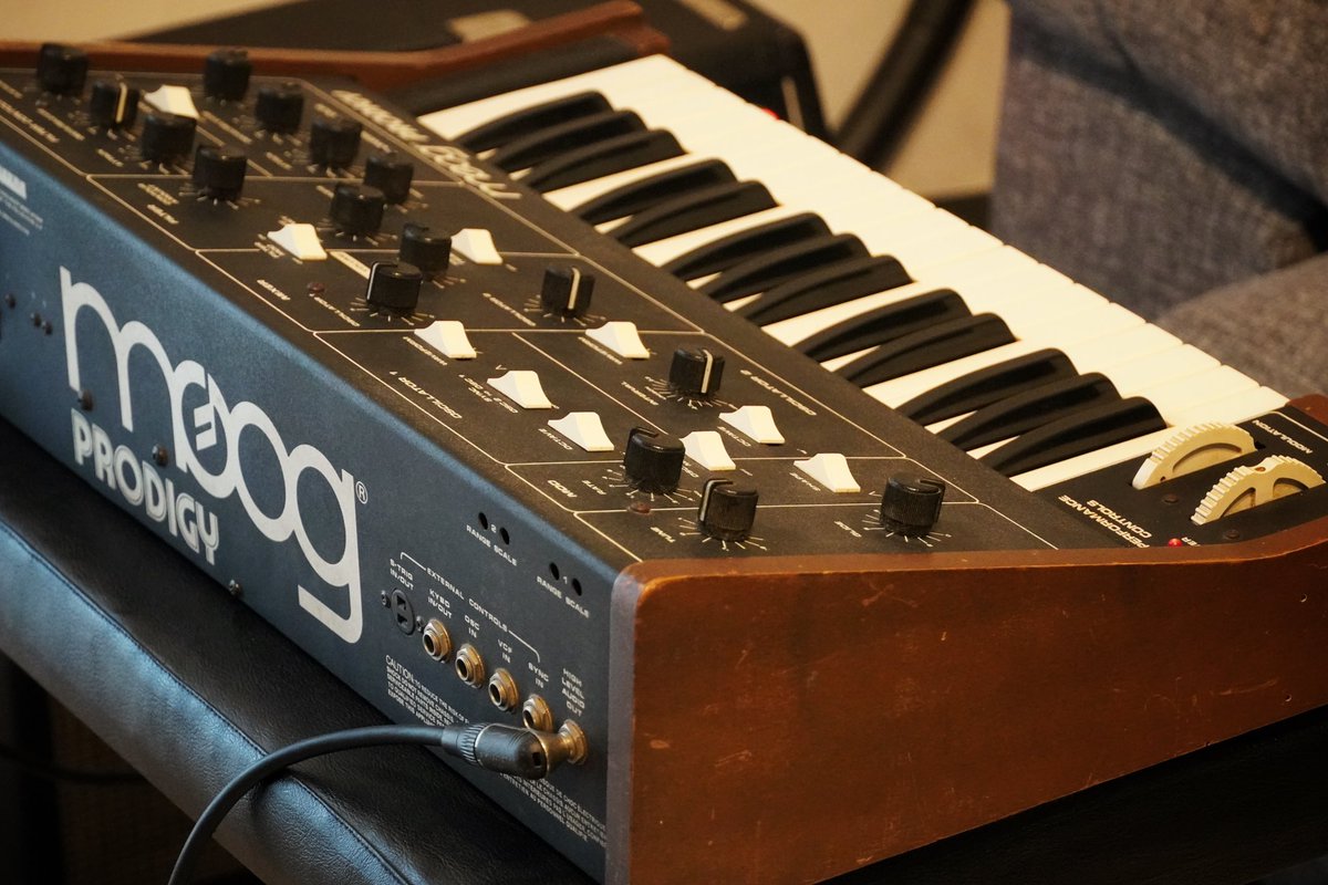 PHONOSaudio's tweet image. Vos agranden els sintes analògics? Avui ens ha arribat un Moog ben vellet per quedar a s&apos;estudi. Very welcome!!

#phonos #audio
#manacor #mallorca
#moog #prodigy