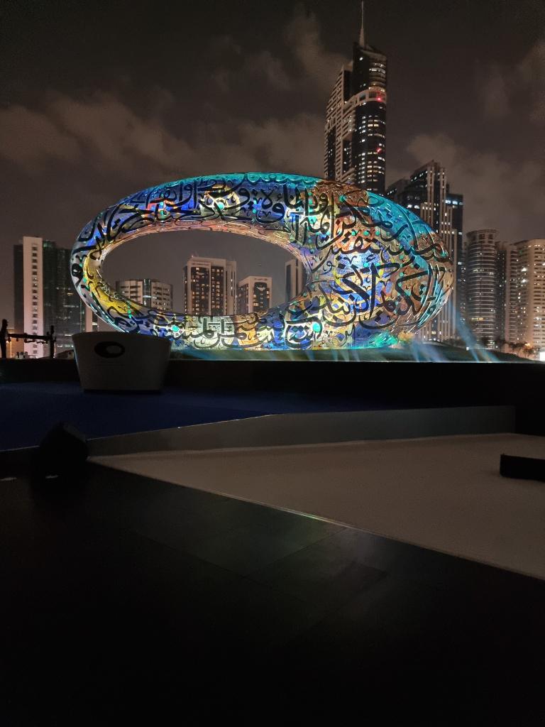 شوفوا عين الشيطان هذا في دبي 

هذه عين المسيح الدجال وهذا شعار الماسونية 

ويعلم الله ويش كاتبين فيها بالخط العربي العريض 

من يقل لي ويش العبارات اللي كاتبينها في هذا المبنى