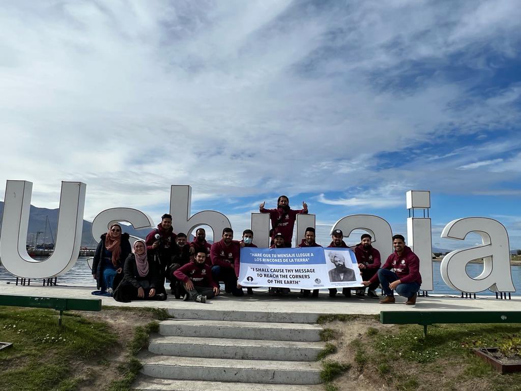 amyaoutreachuk's tweet image. All praise belongs to Allah. @UKMuslimYouth Waqf e Aarzi Tabligh team and @AhmadiaArg team has reached Ushuaia, the Southern most city of the world, as a humble attempt to fulfil the prophecy: “I shall cause thy message to reach the corners or the earth”
#MusulmanesPorLaPaz