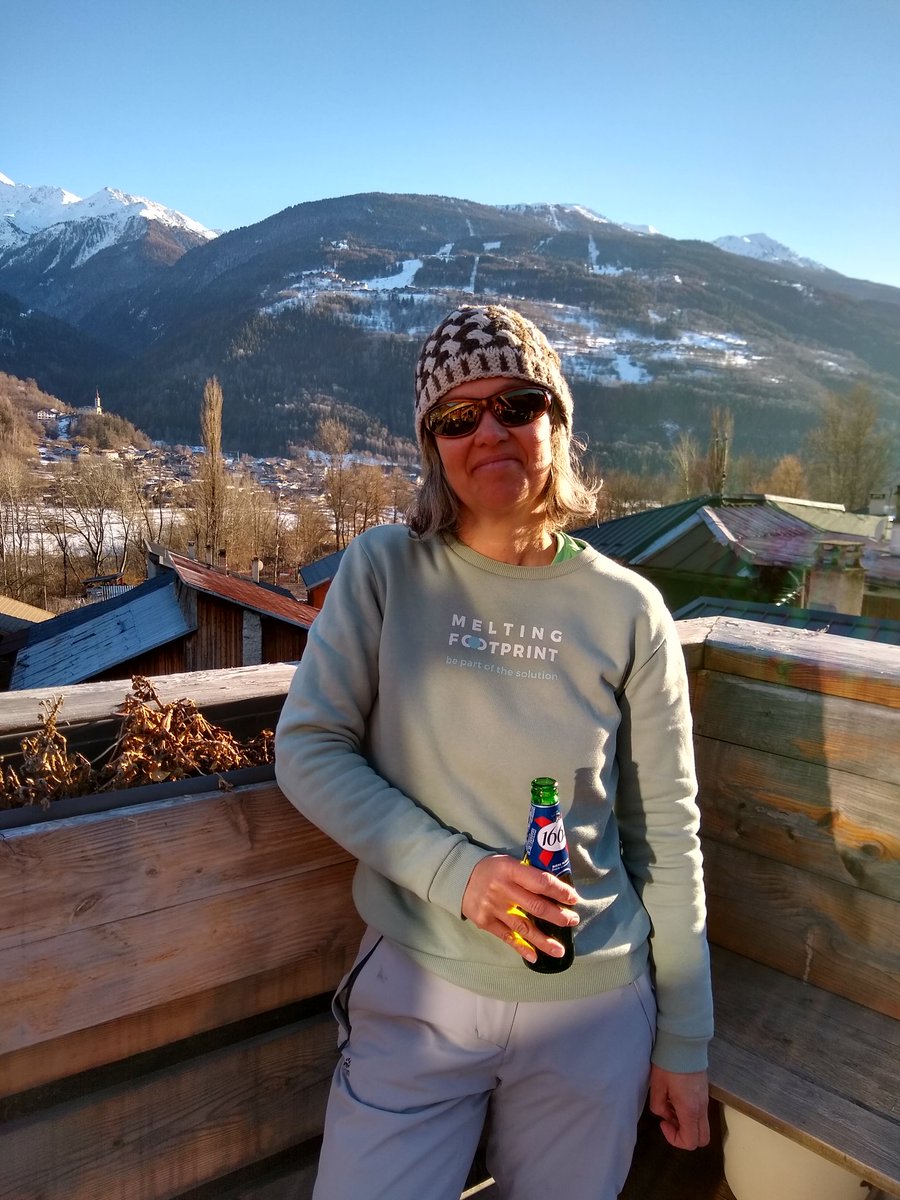 Perfect apres-ski wear. Minimum carbon footprint and a plastic free operation from thread to consumer.