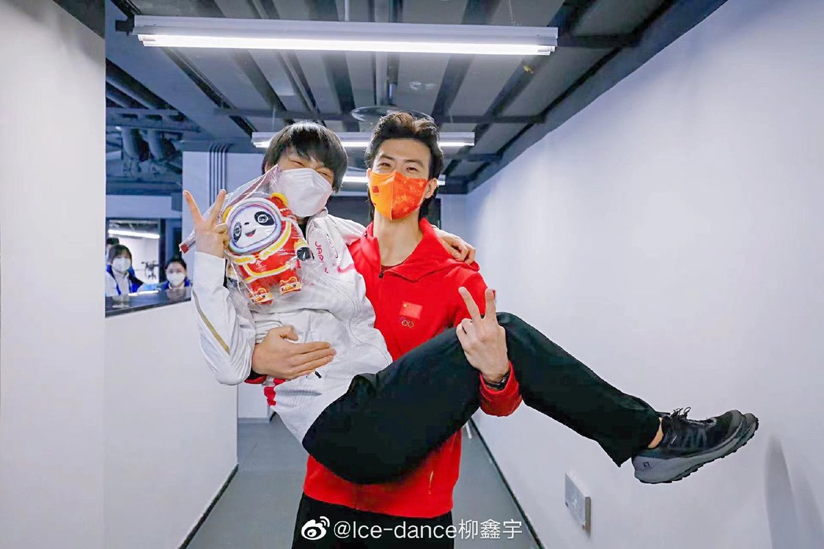 klarhansp's tweet photo. ควันหลงโอลิมปิค คือไม่มูฟออนจากโมเม้นที่ซินอวี๋มาอุ้มน้องฮานิว จริงๆอะ เขินไม่หาย ละคือเเบบในเว่ยเพื่อนนักสเก็ตก็ชงกันแก้วแตกกกก เเล้วเขาว่าซินอวี๋เขาอุ้มของเขามาตั้งเเต่ปี2016เเล้ว แง้🌝🌚🌝🌚 https://t.co/TbMTiWap90