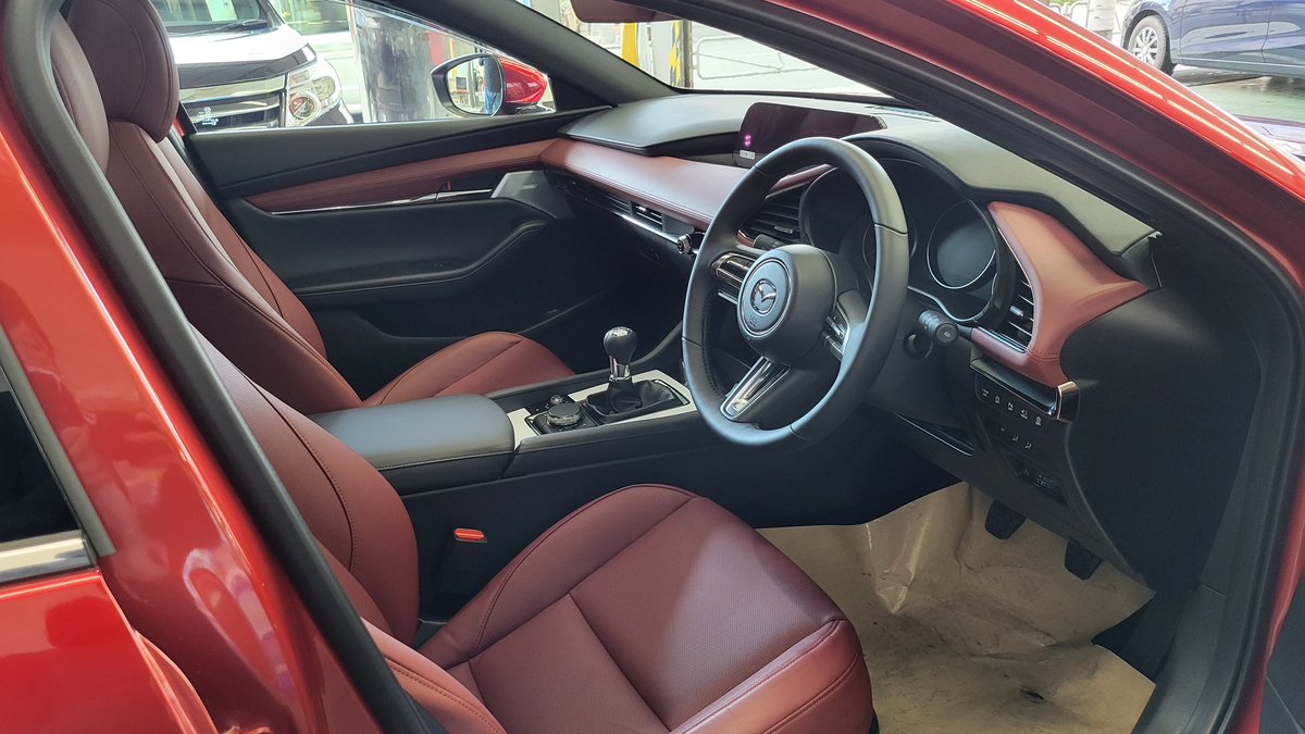 naoki3008's tweet photo. 2022/2/23
マツダ3 SKYACTIV-X バーガンディセレクション(FF/6MT)納車しました！！

教習車からアクセラだった自分には一番乗りやすく、なにより思い出がつまったアクセラ…
手放したくもなかったけど、これからはマツダ3で思い出作っていきます！

念願のサンルーフ付きなので春が待ち遠しい😆 https://t.co/LxJYll6x4t