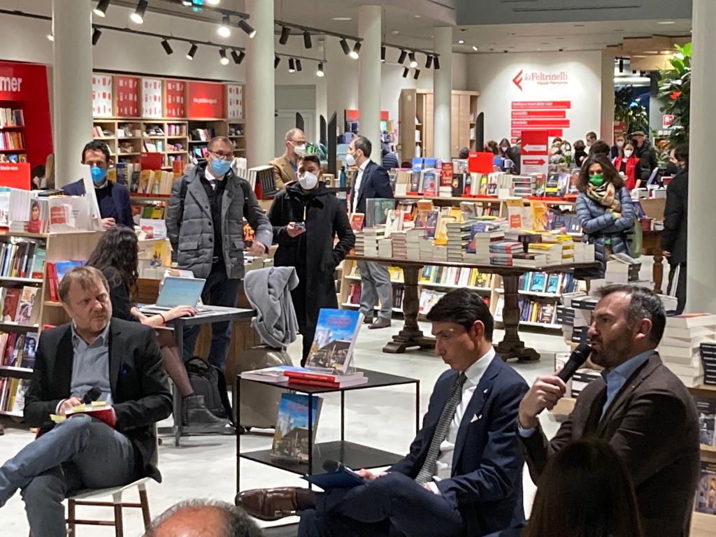 AdeccoGroupITA's tweet photo. "Questo libro racconta la mia storia, ma vuole essere un punto di riferimento per chi si pone domande chiave sul futuro.” Queste le riflessioni dell’AD del nostro Gruppo @aamalacrida nel corso dell’evento dedicato a "#Immaginareillavoro: il mondo di ieri, le sfide di domani”. https://t.co/fZlvOqYJal