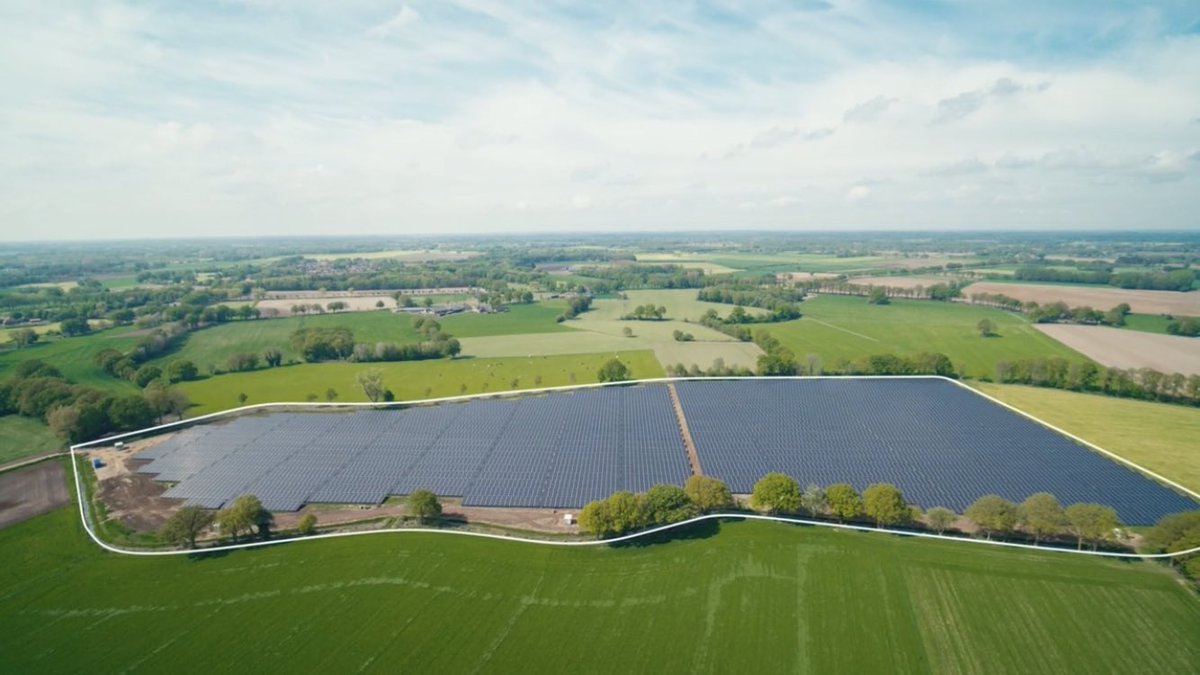 En hier is een zonnepark ingepast in een oud zandlandschap, dat gekenmerkt wordt door een kleinschalige onregelmatige verkaveling, en de vele bossages langs de randen van de akkers. Ook wel coulissenlandschap genoemd. Meer weten? 👇 geologievannederland.nl/landschap/land…
