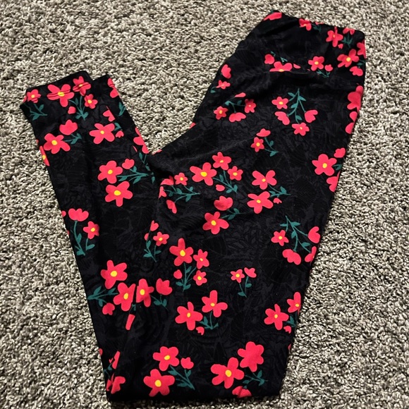 cexley425's tweet photo. So good I had to share! Check out all the items I'm loving on @Poshmarkapp from @RiversBend1978 @Moats12Moats #poshmark #fashion #style #shopmycloset #raedunn #fulltilt #lularoe: https://t.co/9QSuJrh6Rf https://t.co/9LLbHrfOXe