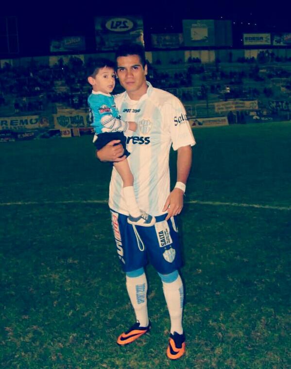 #CumpleAlbo
⚪De la cantera Millonaria
🔵Sentido de pertenencia
⚪Volvió a sacarnos del pozo
🔵Ascenso al Federal A
⚪Más de 150 partidos oficiales
🔵Sinónimo de Gimnasia y Tiro

Hoy cumple 31 años un hijo de la casa, Rubén Darío Villareal

FELIZ CUMPLEAÑOS <a href="/RubenMambruV/">Ruben Villarreal</a> 🥳