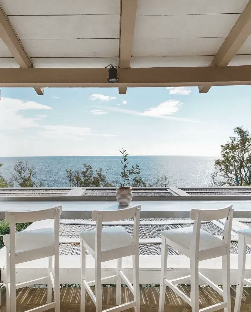 Our winding paths bordered by plush greenery lead you to many stunning views around the club. Here, the big blue views of The Driftwood Bar provide the idyllic backdrop to enjoy the morning peace - coffee in hand and the waves within touching distance.