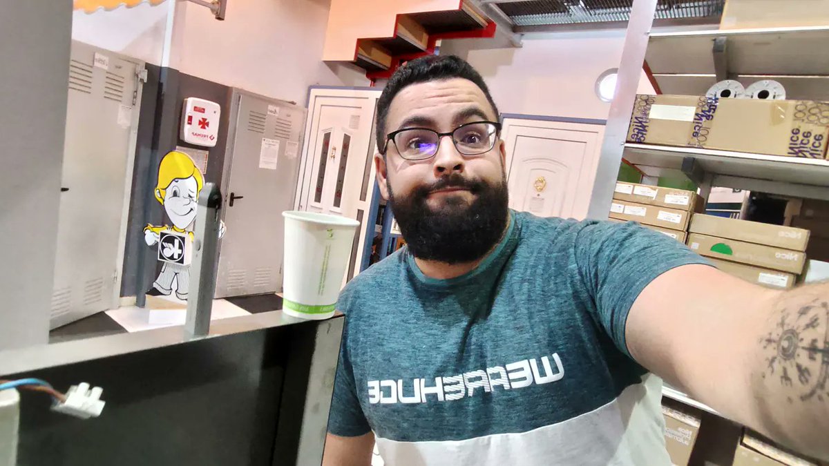 OfficialFranchu's tweet photo. #Timebreak en el curro pal cafesitu y joder, que bien sienta un café mientras se curra ☕ https://t.co/L0RP92Ke9F