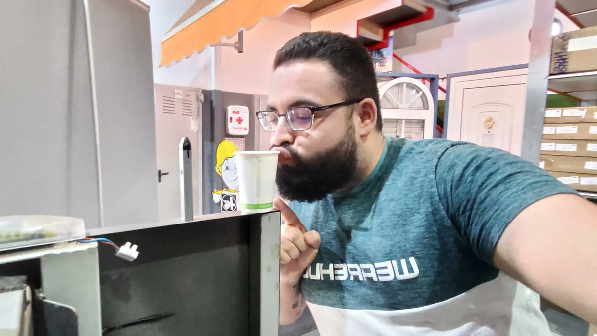 OfficialFranchu's tweet photo. #Timebreak en el curro pal cafesitu y joder, que bien sienta un café mientras se curra ☕ https://t.co/L0RP92Ke9F