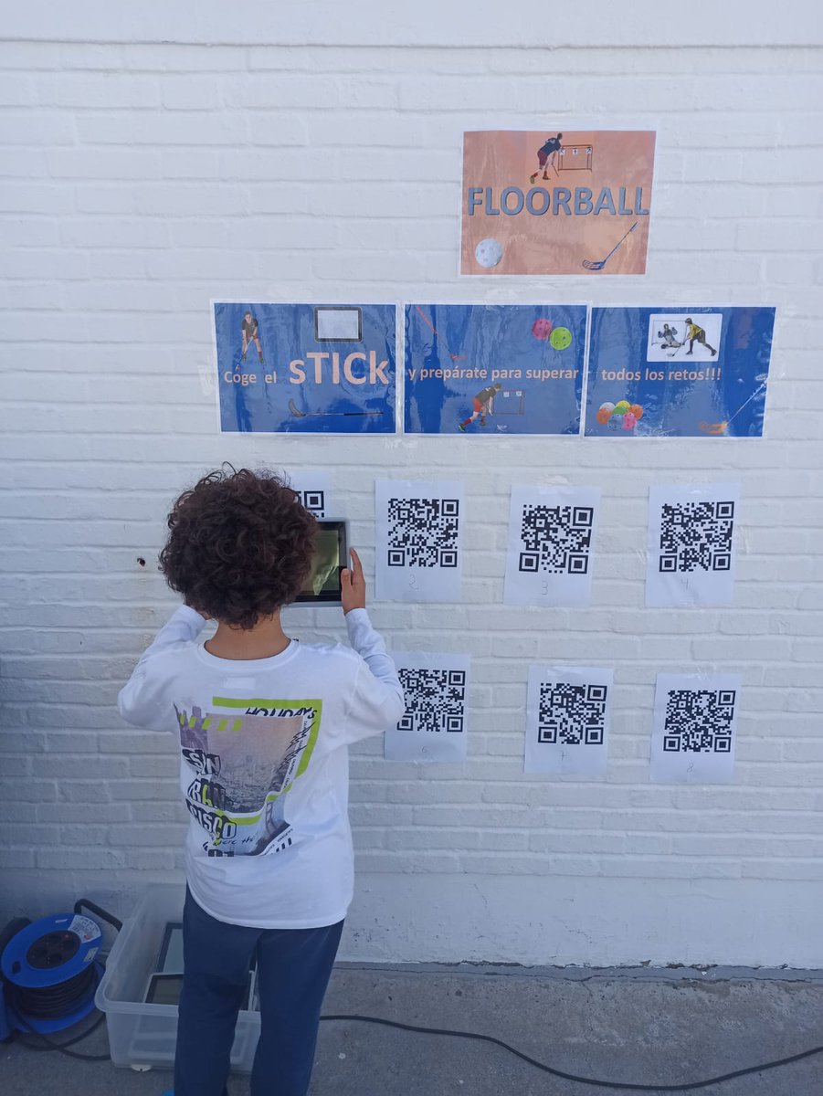 El alumnado de 5°A ha realizado una tarea en el área de E.Física apoyada por las TIC.Ha tratado de utilizar las Tablets para leer distintos códigos QR.En cada código QR, venía un reto relacionado con el Floorball, deporte que han estado practicando durante estas últimas semanas.