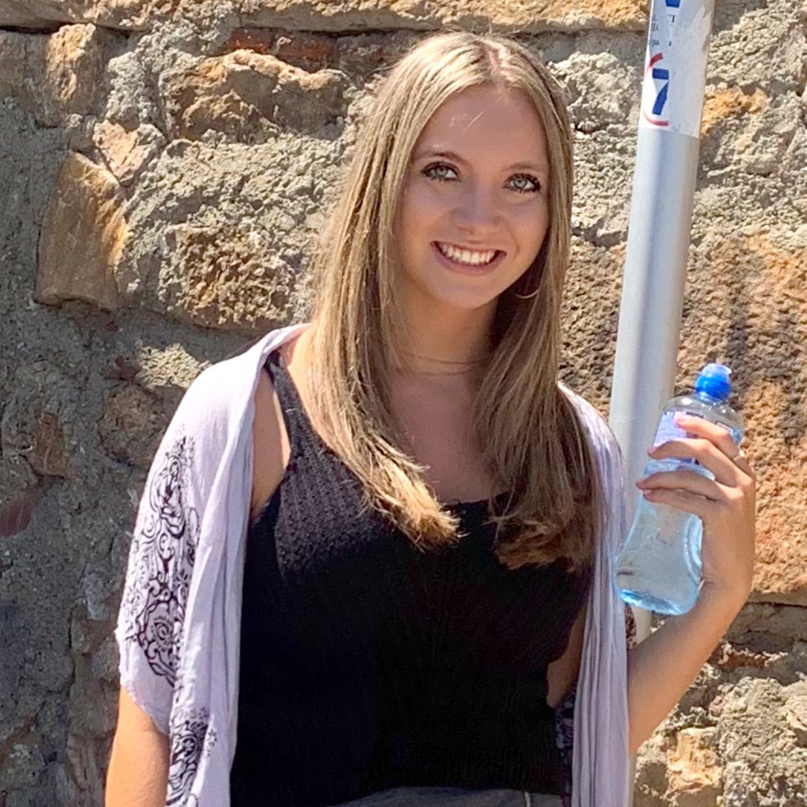 This week's #RASpotlight is on Alivia!

She's a junior studying BCN. Abby's favorite book is Laura Numeroff's If You Give a Mouse a Cookie! As a child, she wanted to be a doctor when she grew up. We're so excited to have Alivia in the lab this semester!