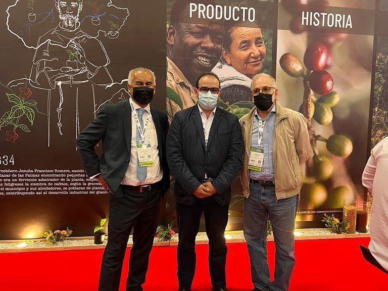 GoberNorte's tweet photo. El gobernador @SilvanoSerranoG hizo presencia en el inicio de la versión número 41 de la feria @AnatoNacional , la vitrina turística más importante del país, apoyando a los 25 expositores nortesantanderanos encargados de mostrar las riquezas naturales, agrícolas, turísticas y👇🏻 https://t.co/yoq32FnLgp