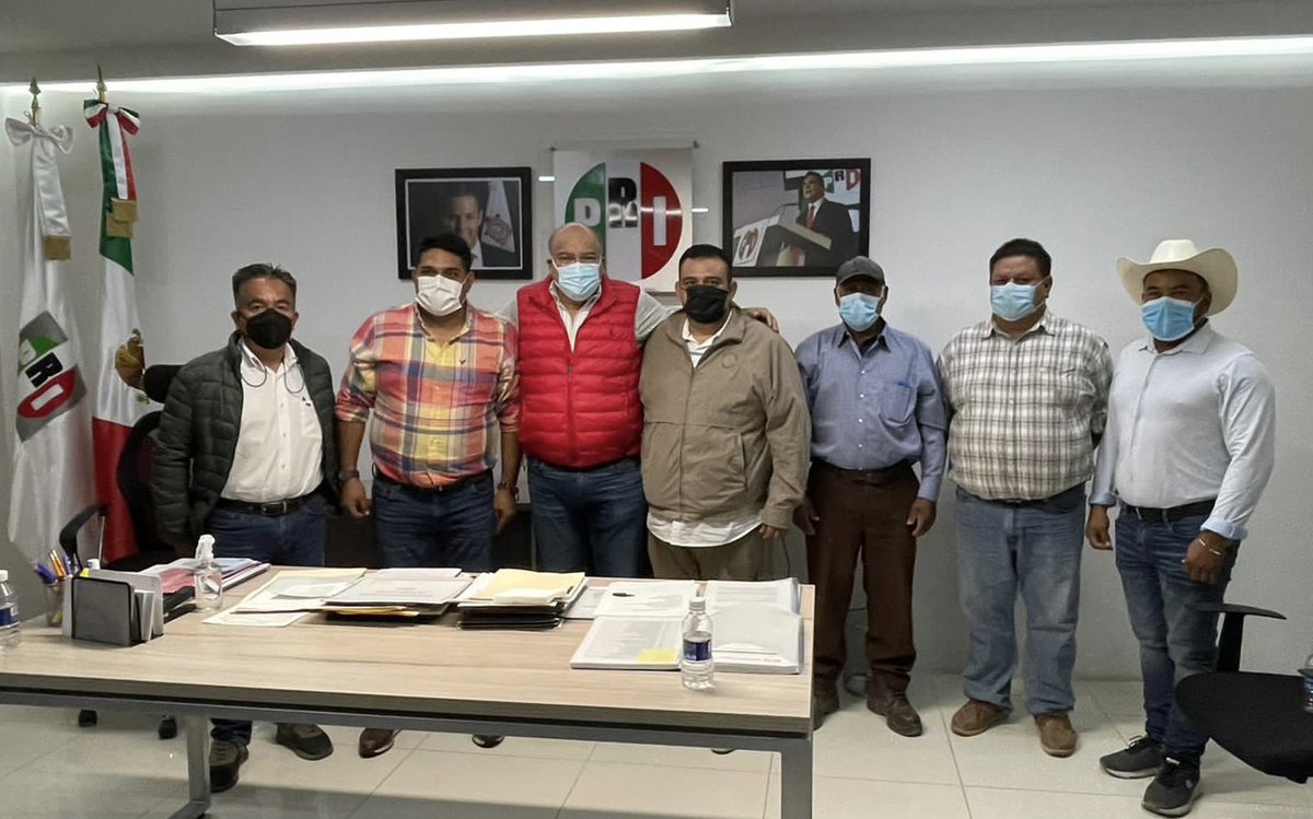 JavierVillacana's tweet photo. En Villa de Tututepec tenemos un priismo comprometido.Gracias al presidente municipal Jesuhandy Conde Gómez y a los agentes Eduardo Alfonso Conde, Javier Mauricio Zavaleta, Javier Santos y Simón Díaz, y Carlos Rojas por confirmar el #OrgulloPriista entre los paisanos de la costa https://t.co/OROdn77bUZ