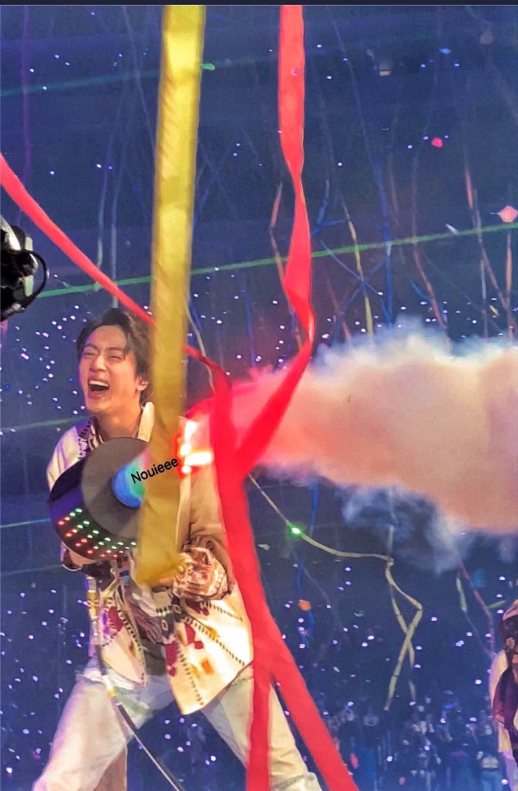 dailyjinconcert's tweet photo. this is THE Jin concert picture 🤯 https://t.co/fA5fOhNZUW