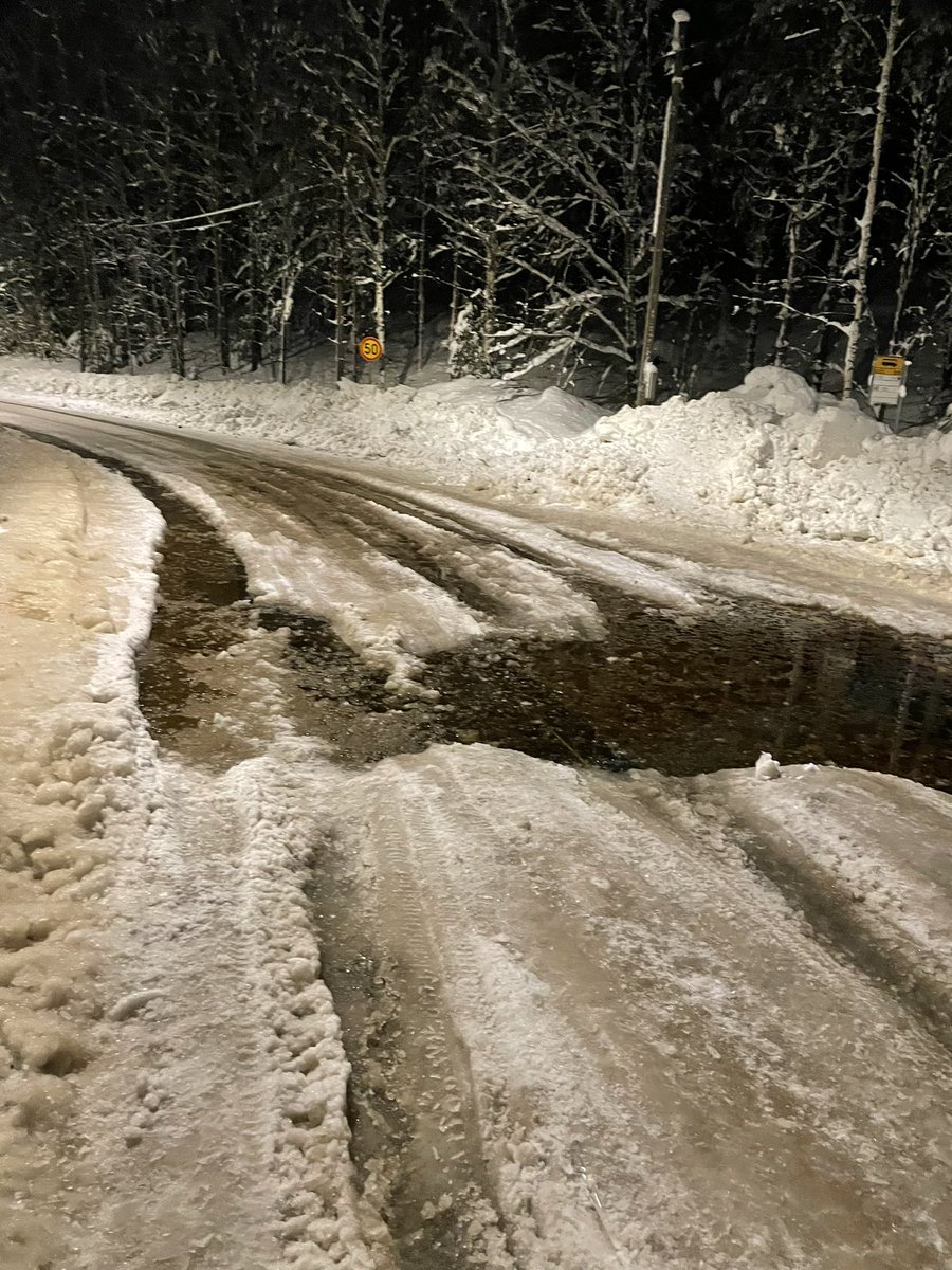 <a href="/pohjoisespoo/">Pohjois-Espoo - tilaa hengittää, asua ja yrittää</a> @kakeespoo voisiko täälläkin näitä teitä hoitaa ???Todella syvä kuoppa johon tänään jo yksi auto oli juuttunut- Vanha Lahnuksentie jossa asvaltissa paikka paikan vieressä😡ollut jo noin 20 vuotta korjaamatta.