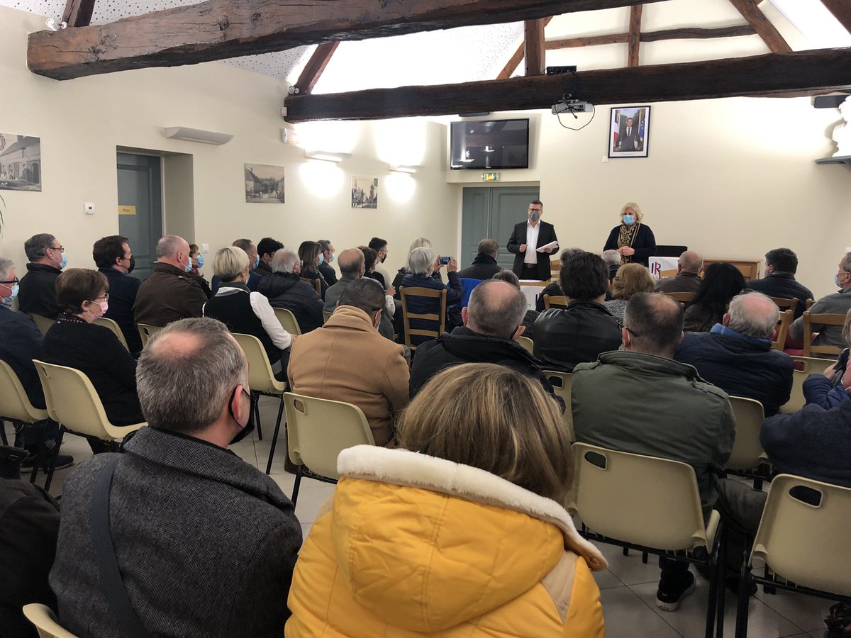 dorianvaillant's tweet photo. Salle comble pour cette réunion de la 2ème circonscription de l’Oise. Quel plaisir de se retrouver au sein de sa famille politique. https://t.co/P5iRDZJkqC