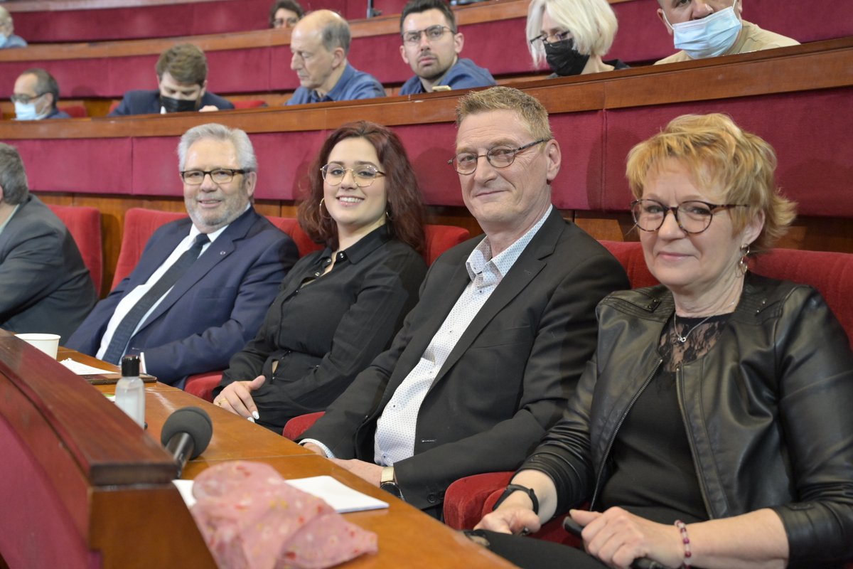 lecese's tweet photo. 👀#RencontresdemocratiquesCESE : les moments forts de cette 1ère journée

Les candidats à la #Presidentielle2022, @yjadot, @Fabien_Roussel et @Anne_Hidalgo ont été reçus au #CESE

🎙️Parrainages, démocratie, participation, abstention ou encore écologie étaient au cœur des échanges https://t.co/UEQgaialDN