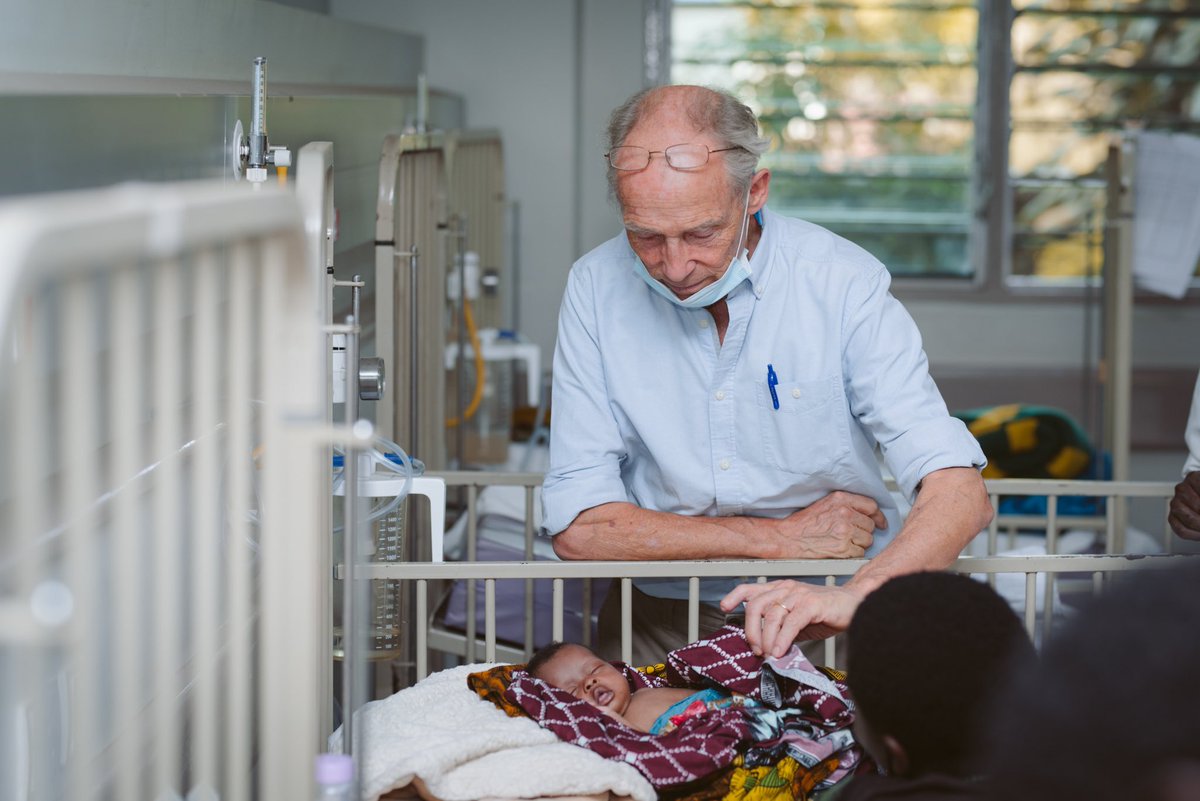 Dr. Borgstein doing what he does best at #MercyJamesCentre ❤️🇲🇼