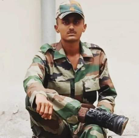 ChudhryHiral's tweet photo. વડગામ તાલુકાના છનીયાણા ગામના રબારી રમેશભાઈ ચેલાભાઈ પઠાણકોટ ખાતે આર્મીમાં ફરજ બજાવતા શહીદ થતા દુ:ખી હૃદય સાથે અશ્રુપૂરિત શ્રદ્ધાંજલિ અર્પણ કરૂ છું. 

દેશ માટે બલિદાન આપનાર આ વીર જવાનના આપણે સર્વે હંમેશા ઋણી રહીશું. પ્રભુ એમના દિવ્ય આત્માને શાંતિ અને પરિજનોને શક્તિ અર્પે.🙏 https://t.co/161Nqrdd2i