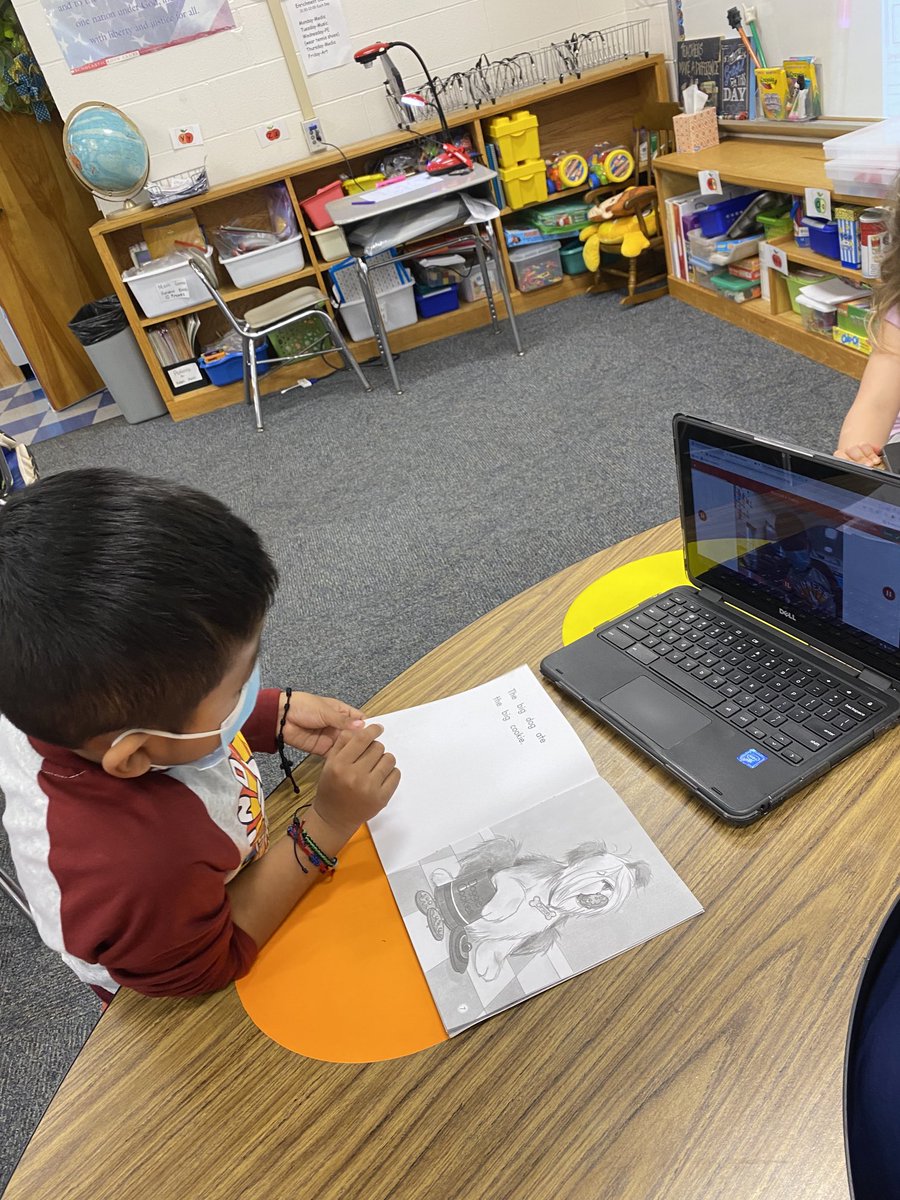 dowdyamy's tweet image. Seesaw in motion!  We love to record ourself reading books and then listen to ourselves!  #lovethisprogram #CCSDgitallearning ⁦@DrCarlaNeal⁩ ⁦@kristenegarner⁩ #theheartofbennett #theheartofccs