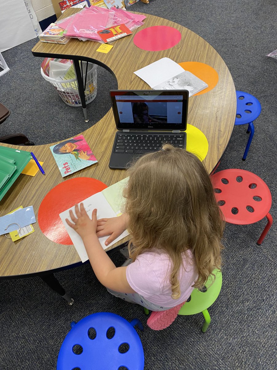 dowdyamy's tweet image. Seesaw in motion!  We love to record ourself reading books and then listen to ourselves!  #lovethisprogram #CCSDgitallearning ⁦@DrCarlaNeal⁩ ⁦@kristenegarner⁩ #theheartofbennett #theheartofccs