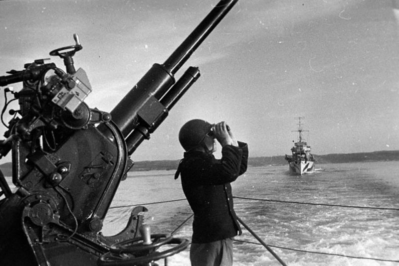 Советский моряк наблюдает за воздушной обстановкой на фоне эсминца Северного флота проекта 7 «Гремящий».1942 год
Автор снимка Евгений Халдей