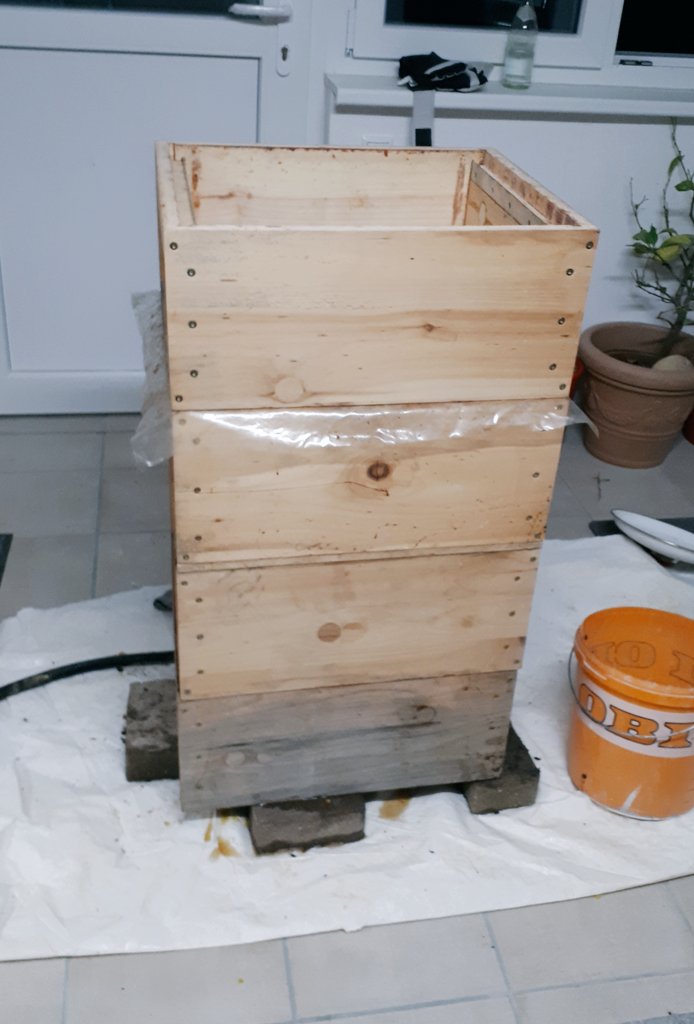 HothamsApiary's tweet photo. Melting down some frames in my steam tower #beekeeping #beeswax https://t.co/LXJZZMcSa3