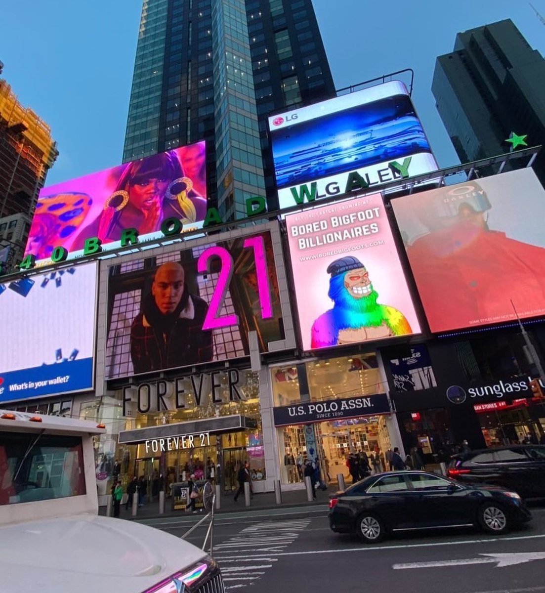 boredbigfoots's tweet photo. That time the @boredbigfoots were in Times Square 👀🌲🤌

Discord: https://t.co/GQ2VJhismb

#BBB #NFT #NYC #Boredbigfoots #NFTCommumity https://t.co/rHVYU99Uhz