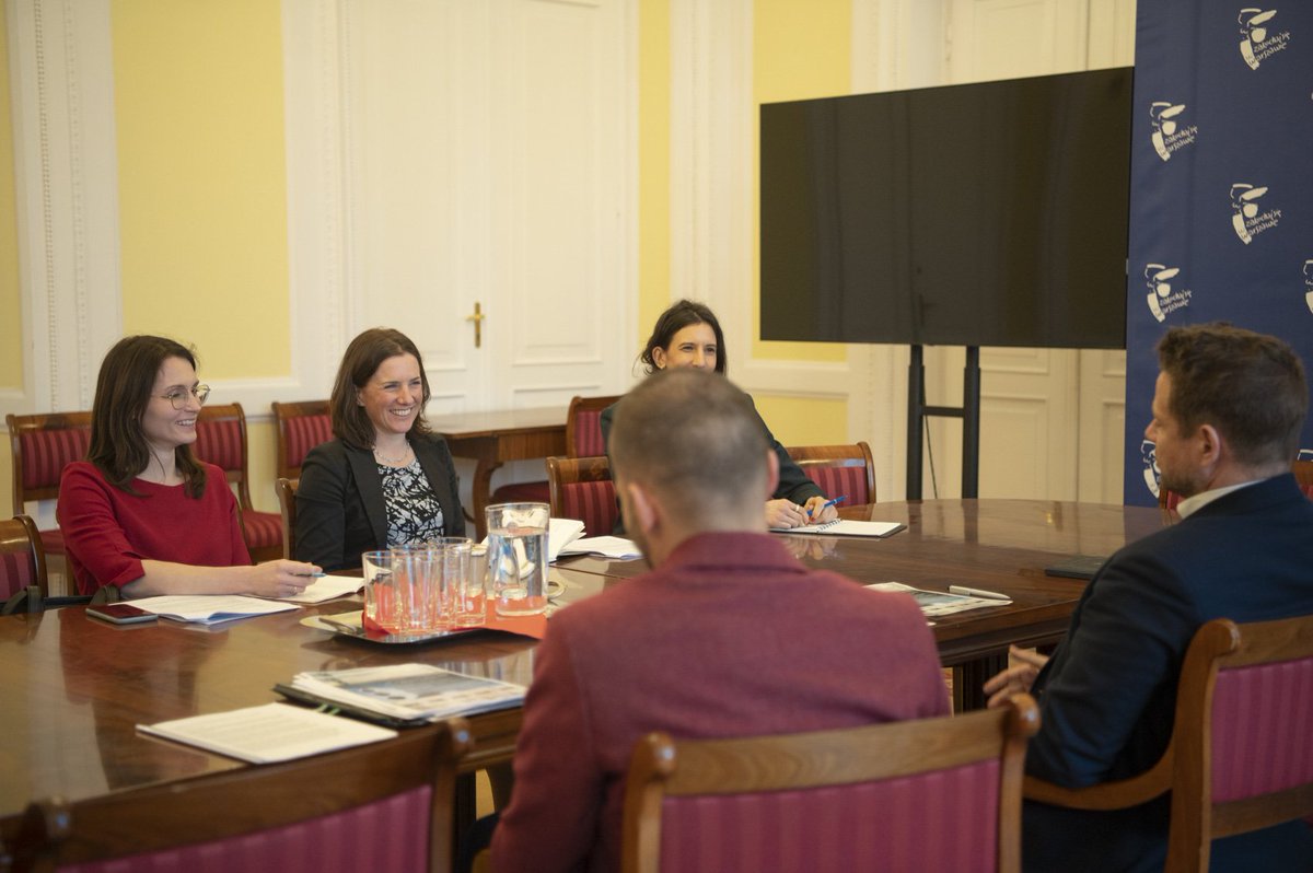 trzaskowski_'s tweet photo. Spotkanie @AnnyaSchneider z @BloombergDotOrg oraz z @Jane_Burston i @AgataHinc z @cleanairfund, które jest partnerem @warszawa ds. rozwiązań na rzecz czystego powietrza. To kluczowe wyzwanie dla wielu miast na świecie, dlatego korzystamy z bogatych, globalnych doświadczeń CAF. https://t.co/Szva0iOwhY