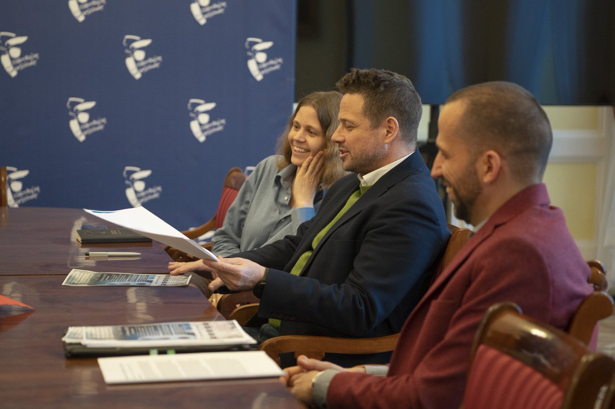 trzaskowski_'s tweet photo. Spotkanie @AnnyaSchneider z @BloombergDotOrg oraz z @Jane_Burston i @AgataHinc z @cleanairfund, które jest partnerem @warszawa ds. rozwiązań na rzecz czystego powietrza. To kluczowe wyzwanie dla wielu miast na świecie, dlatego korzystamy z bogatych, globalnych doświadczeń CAF. https://t.co/Szva0iOwhY