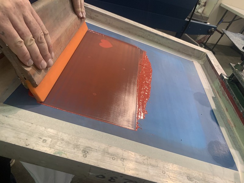 tshirtprinting_'s tweet photo. Here we demonstrate the screen printing process and steps. Each color is added separately with a smooth application, even for a tiny detail. 
#tshirtprintingcompany.com👕

#ScreenPrintingVancouver #ScreenPrinting
#yvr #canadamade  #howto #howwemakeit #newshirts #howitsmade https://t.co/8pPGDOsYoI