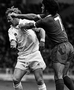 Billy Bremner e Kevin Keegan durante la sfida tra Leeds United e Liverpool del 1974