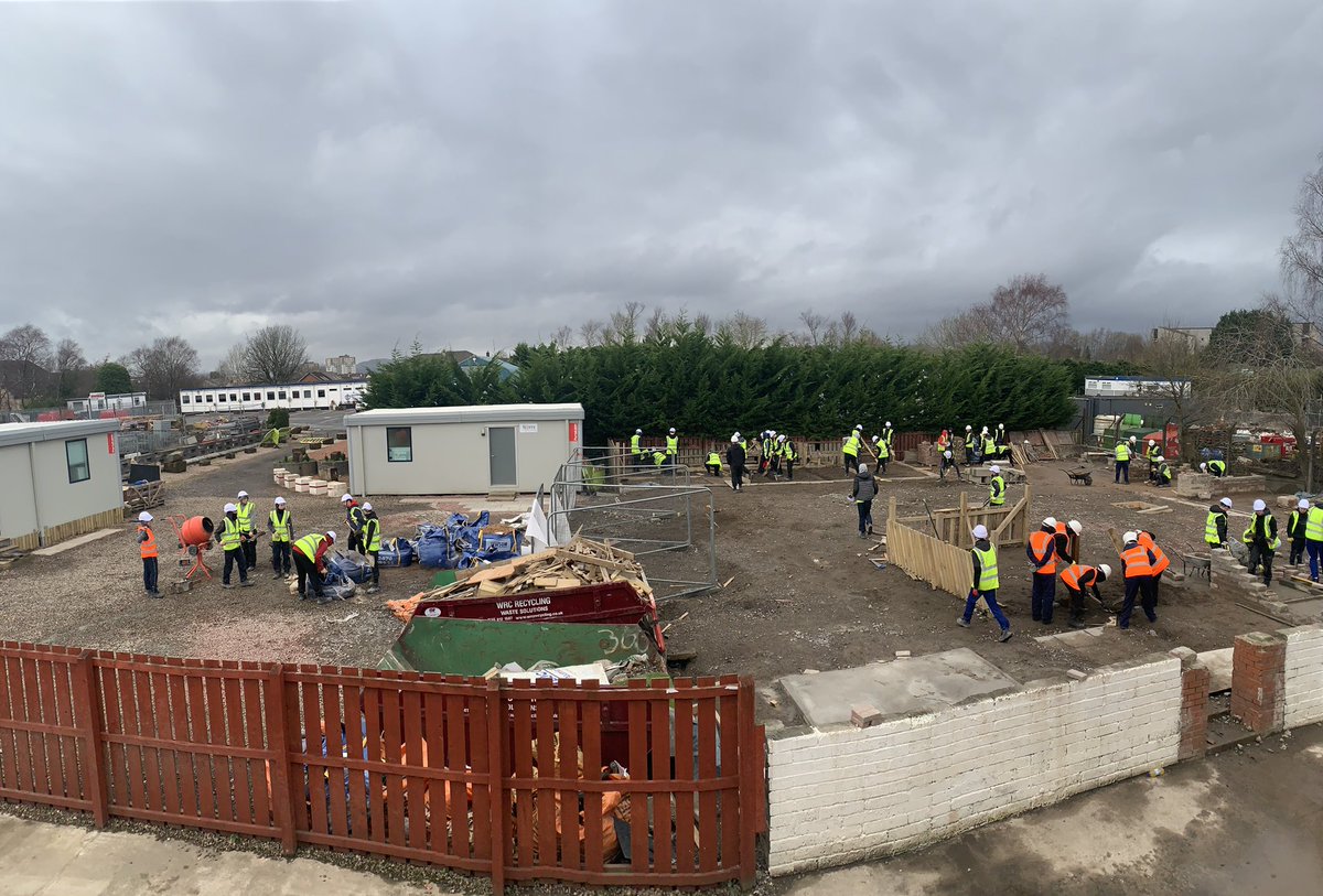 StevenSRM1's tweet image. The weather didn’t stop our trainees today! A mix of FA students and learners from our vocational education programme all getting stuck in to a number of different tasks at the @TIGERSConstAcad 🏗 #RelationshipLedPractice
