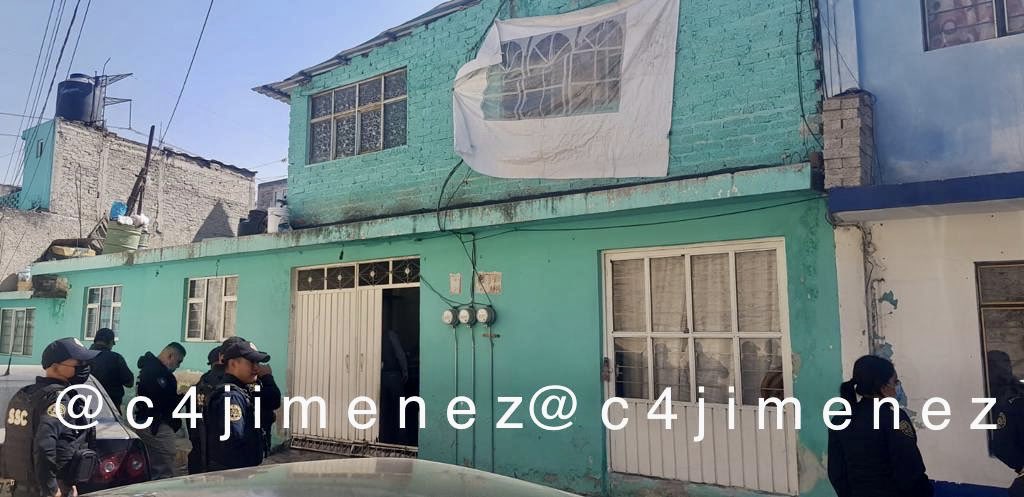 c4jimenez's tweet photo. SE BUSCA
En este auto huyeron los homicidas de un matrimonio en @Alc_Iztapalapa 
Es un Golf GTI gris
Placas NMZ-1500
Era propiedad de las víctimas, y se lo robaron.
Si lo ubica repórtelo a @ssc_cdmx @FiscaliaCDMX o @FiscaliaEdomex https://t.co/tZfEWoBSPb