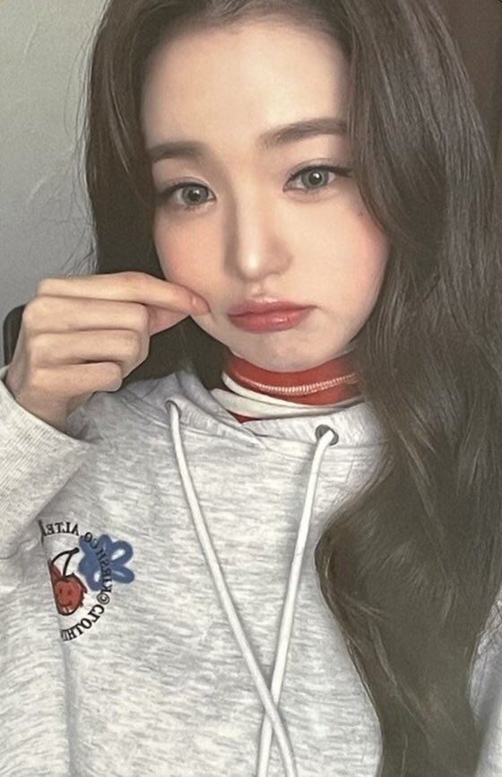 wtblizrei's tweet photo. wts lfb ph 

wonyoung kirsh

₱510
— payo / 2 days res. 
— under feta 

t. kirsh wonyoung pinch cheek photocard https://t.co/N8n4HgPqMO