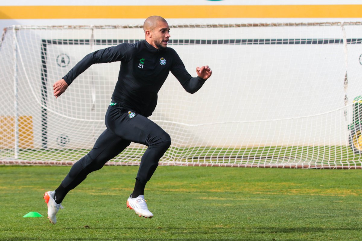 FABULOSOCHOY's tweet photo. #MatheusDoria - contractura en la pierna izquierda. Se esperan los resultados de los exámenes para saber la gravedad.
Hoy @ClubSantos sin Caixinha y sin su dupla central en la defensa Doria y Félix, además de #JordanCarrillo #Orrantia y #RonaldoPrieto en acondicionamiento físico. https://t.co/GggaI2DIJ6