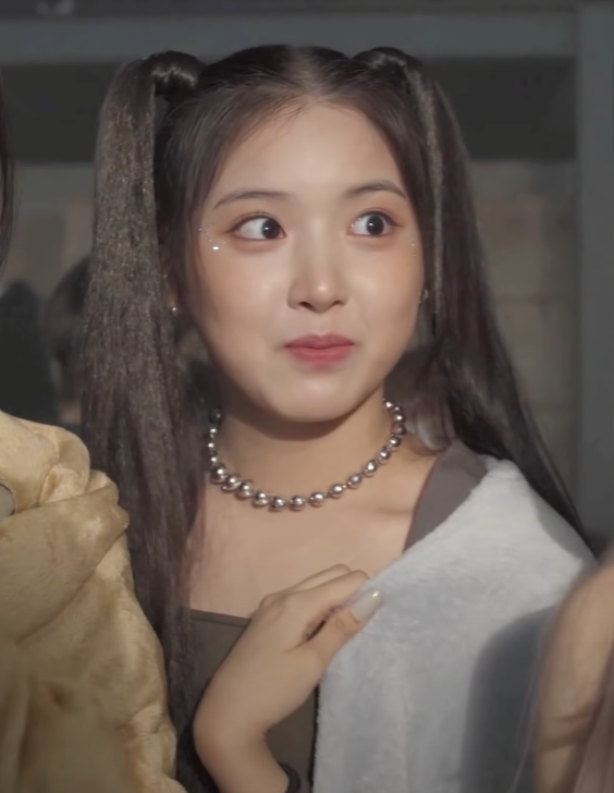 kyujinlily's tweet photo. Why does Jiwoo peel her eyes that wide LMAO

She really is about that O.O life 😂

#NMIXX #JIWOO @NMIXX_official https://t.co/TftFWvHlPU