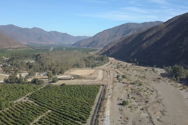 PDesolacion's tweet photo. #NoALosRulos

Miles de #inmigrantes #ilegales trabajando en las #cosechas al #servicio de los #Monocultivadores de #Paltos y #Citricos 
Están #Destruyendo #Bosques Milenarios 
Robandose el #Agua del #Rio
 y cuencas .

#NoEsSequiaEsSaqueo 
#NoEsInmigracionEsINVASION https://t.co/uT09i3esHw