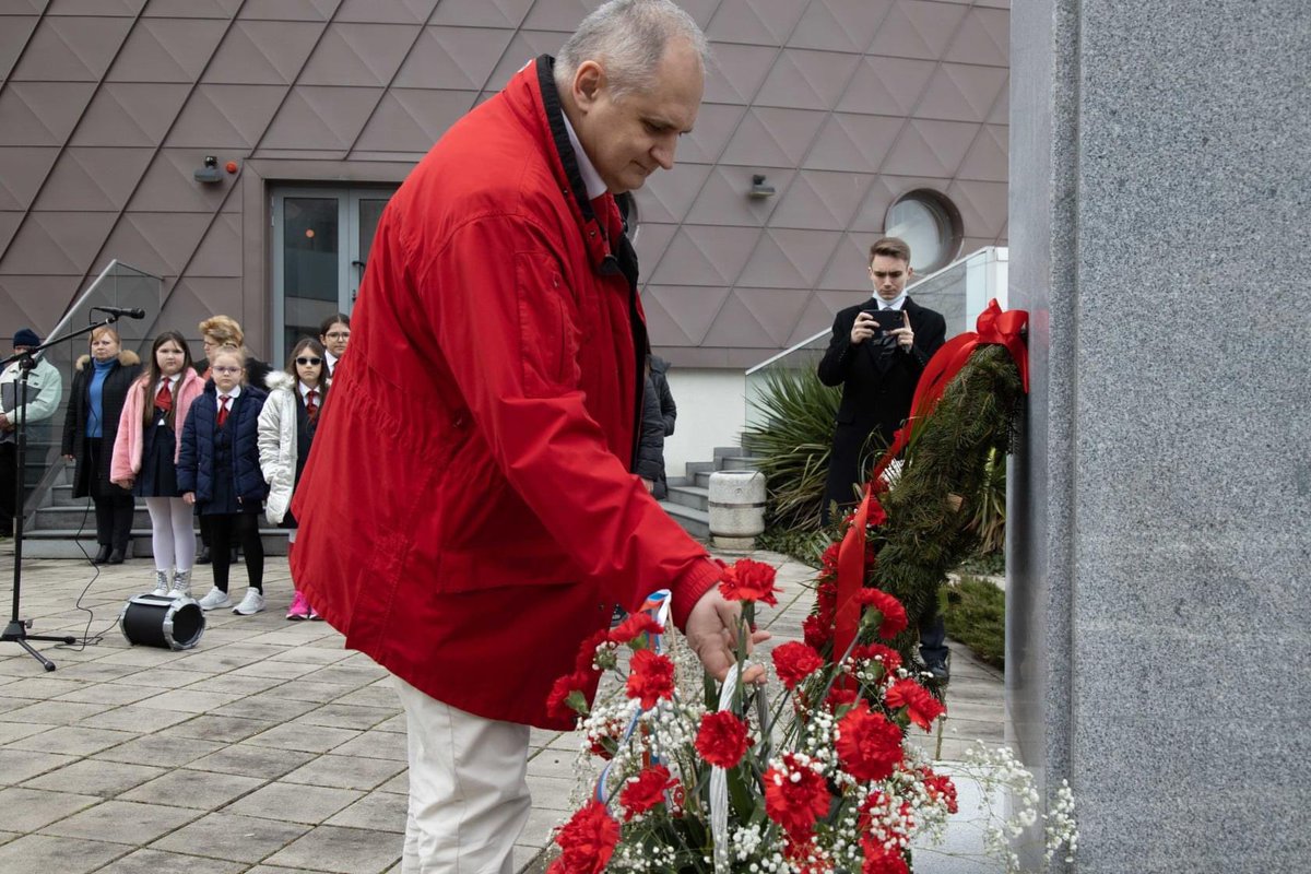 RusConsVarna's tweet photo. 🇷🇺 23 февраля консул-советник Н.П.Хохлов и дипломаты Генконсульства приняли участие в церемонии возложения венков и цветов к памятникам советским войнам и старшине Г.П.Красюку в Варне, а также к памятникам  маршалу Ф.И.Толбухину и экипажу подводной лодки Щ-211 в СОК «Камчия». https://t.co/TXvIhkf49U