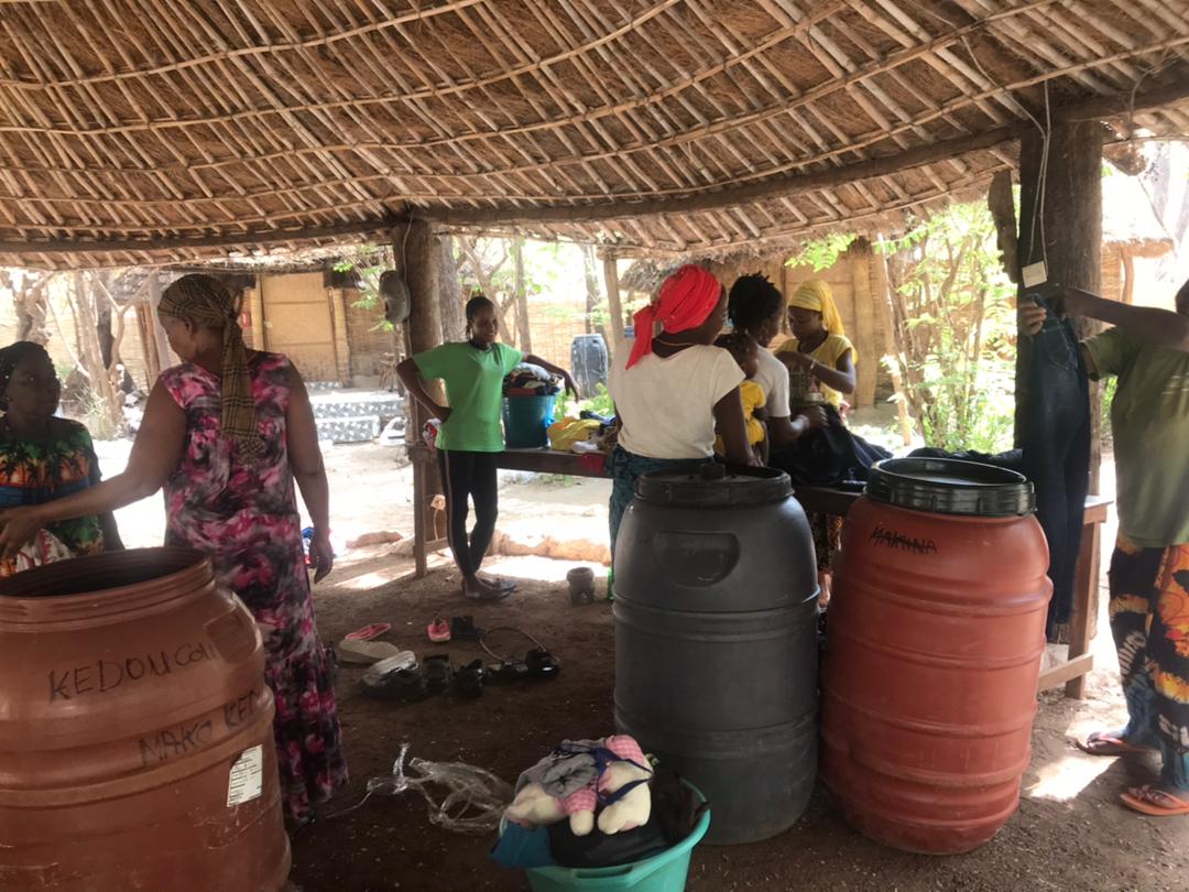 EscatronTurismo's tweet photo. Desde Badian, Senegal, nos llegan estas fotos con el envío para Campamentos Solidarios
que salió desde Escatrón, hace escasamente dos meses, gracias a la solidaridad de todos. Todo se aprovecha, incluidos los bidones que sirven para guardar agua y grano. https://t.co/RvKTWV8KbW