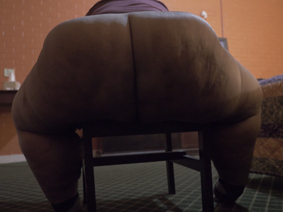 ESQSmtherQueenz's tweet photo. 👀 Returning bigger than ever SSBBW Wanda.....
#facesitting #smothering #buttdrops #ssbbwfacesitting #farting #ebonyass https://t.co/T8jfJAIpqs