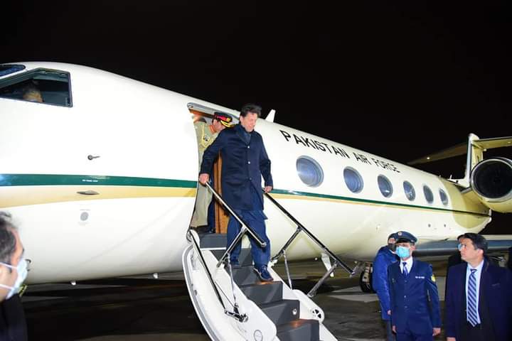 RaoRahatAliKhan's tweet photo. الحمد للّٰہ
عمران خان ماسکو پہنچ گئے۔۔💕
روس نے وزیر اعظم اسلامی جمہوریہ پاکستان 🇵🇰 کا اسٹیٹ گیسٹ کے طور پر ریڈ کارپٹ استقبال کیا۔۔

تاریخ کا دھارا بدل رہا ہے۔۔💪💪

#RRAK | #SargodhaKaKaptan | #NayaPakistan https://t.co/x9CuYHTFbF